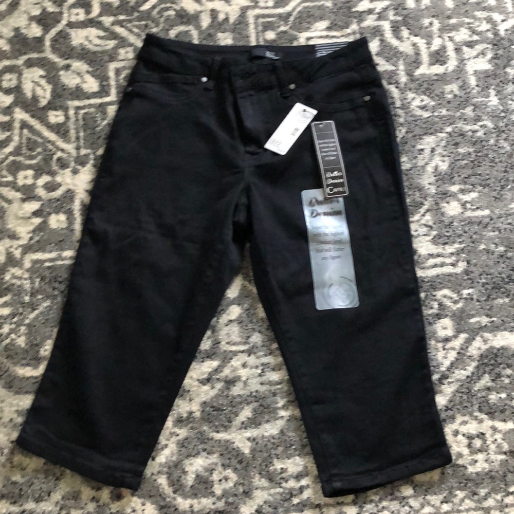 1822 Black Denim Capris